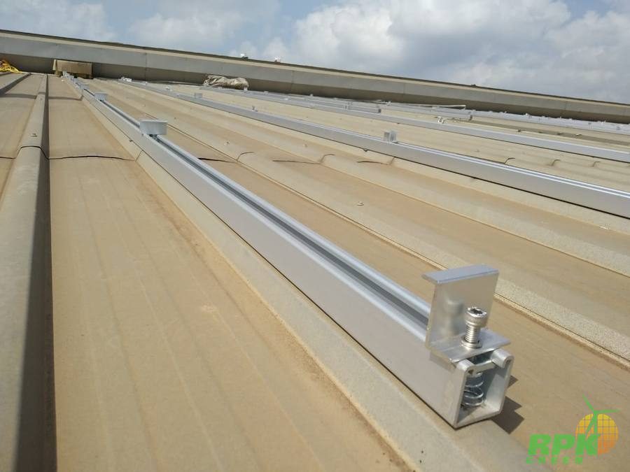 Strut long rail, close-up